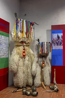 Drucke von Ptuj, Slowenien - 4. September 2024: Traditionelle Masken und Kostüme der Kurents während Karnevalfeierlichkeiten in Slowenien auf Ausstellung im Ptuj Schloss in Slowenien Schloss Drucke: Ptuj, Slowenien - 4. September
