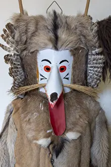 Drucke von Ptuj, Slowenien - 4. September 2024: Traditionelle Masken und Kostüme der Kurents während Karnevalfeierlichkeiten in Slowenien auf Ausstellung im Schloss Ptuj in Slowenien Schloss Drucke: Ptuj, Slowenien - 4. September