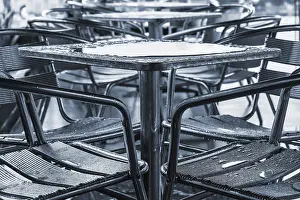 Deserted Coffee Shop Interior Drucke: Puddle on the table in a cafe