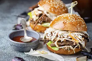 Homemade Hamburger Recipe Drucke: Pulled beef burger with cabbage salad and bbq sauce on paper