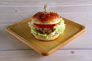 American Fast Food Drucke: Pulled beef burger on wooden plate