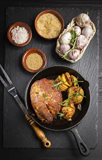 Foodstuff Photography Drucke: Pulled pork dish with backed rustic potates and spices