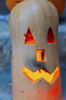 Halloween Decoration Drucke: A pumpkin with a carved face and a light inside