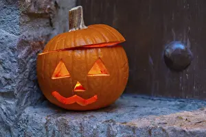 Halloween Decoration Ideas Drucke: A pumpkin with a hole in it and a light inside
