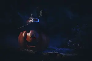 Spooky Jack O Lanterns Drucke: Pumpkin lantern with witch's hat in dark