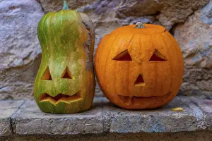 Halloween Pumpkins Drucke: Two pumpkins with faces carved into them sit on a ledge