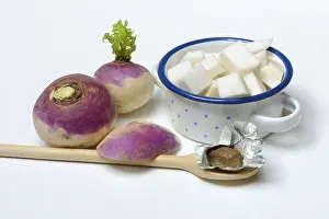 Wooden Spoon Cooking Utensil Drucke: Purple beetroot and sliced beetroot in pot