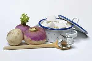 Root Vegetable Recipes Drucke: Purple beetroot and sliced beetroot in pot