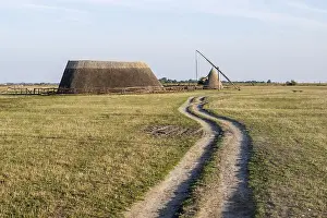 Travel Photography Hungary Drucke: Puszta with draw well and stables