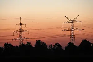 Red Evening Sky Drucke: Pylon in front of red sky in the evening