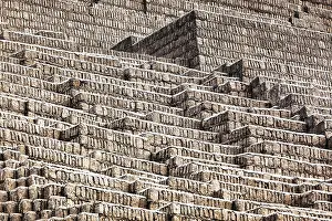 Gerahmter Druck : Pyramide aus Ziegeln an einem sonnigen Tag. Gerahmter Druck : Pyramide aus Ziegeln an einem sonnigen Tag.