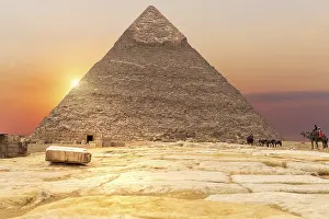 Sahara Desert Evening Scene Drucke: The Pyramid of Chephren in the rays of sunset