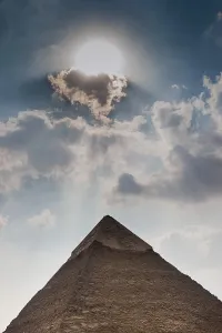 Cheops Pyramid Drucke: Pyramid of Giza in dramatic sunlight