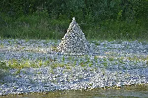 Drucke von Pyramide aus Kieseln vom Isar, Lenggries, Bayern, Deutschland Bildhauerei Drucke: Pyramide aus Kieseln vom Isar.