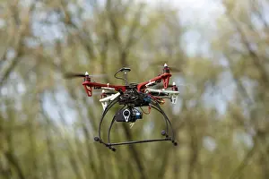 Gerahmter Druck : Quadrakopter während des Fluges im Wald. Gerahmter Druck : Quadrakopter während des Fluges im Wald.