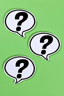 Drucke von Ein Fragezeichen als Symbol für Fragen, die Hilfe, das Problem oder Informationen und Unterstützung in Gesprächsblasen beinhalten Stuttgart Drucke: Fragezeichen als Symbol für Fragen