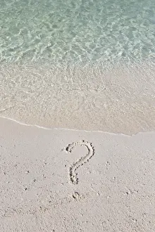 Southeast Asia Landscape Drucke: Question mark written out in sand on a beach