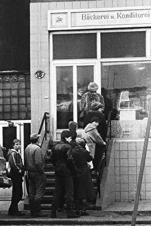 Warteschlange vor einem Bäckerei im Stadtteil von Rostock