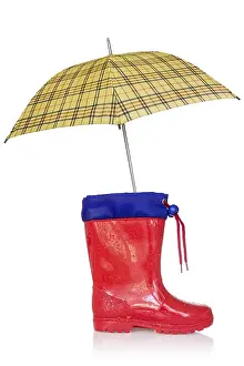 Regenstiefel und eine gelbe Regenschirm auf einem weißen Hintergrund.