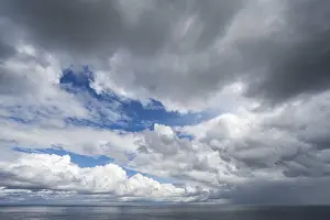Deserted North Sea Coastline Drucke: Rain clouds over the North Sea