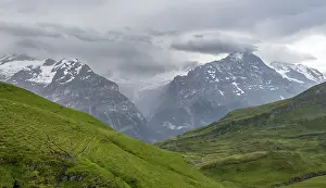 Cloudy Mountain Peak Drucke: Rain clouds pass through the mountains