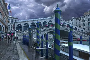 Drucke von Regenwolken über der Rialtobrücke, Venedig, Venetien, Italien Rialtobrücke, Venedig Drucke: Regenwolken über der Rialtobrücke.