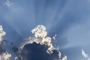 Cloudy Sky With Sun Drucke: Rain clouds with sun shining through