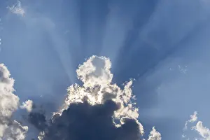 Overcast Sky With Sunlight Drucke: Rain clouds with sun shining through