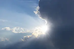 Cloudy Sky With Sun Drucke: Rain clouds with sun shining through