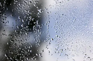Raindrops On Window Drucke: Rain drops on window as the clouds clear behind
