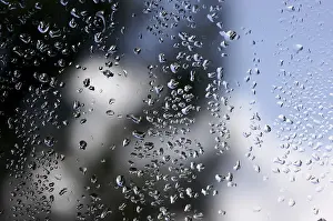 Raindrops On Window Drucke: Rain drops on window as the clouds clear behind