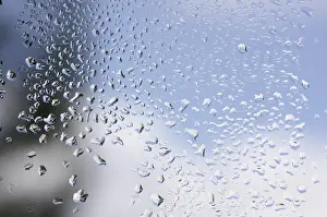 Raindrops On Window Drucke: Rain drops on window as the clouds clear behind