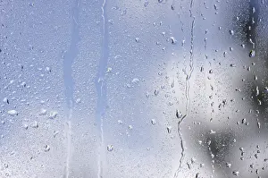 Raindrops On Window Drucke: Rain drops on window as the clouds clear behind