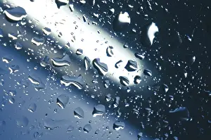 Atmospheric Light Effect Drucke: Rain drops on window glasses surface with sunset