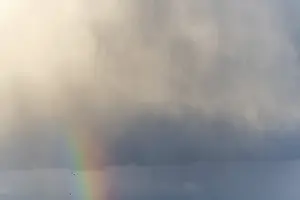 Nimbostratus Cloud Formation Drucke: Rainbow appears in rain clouds in spring