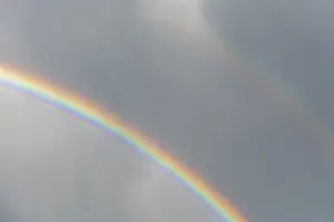 Drucke von Ein Regenbogen erscheint in den Frühlingswolken. Bas Rhin, Elsass, Frankreich Rhin Drucke: Regenbogen erscheint in Regenwolken im Frühling.