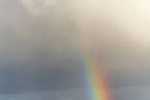 Drucke von Regenbogen erscheint in Regenwolken im Frühjahr. Bas Rhin, Elsass, Frankreich Rhin Drucke: Regenbogen erscheint in Regenwolken im Frühjahr.