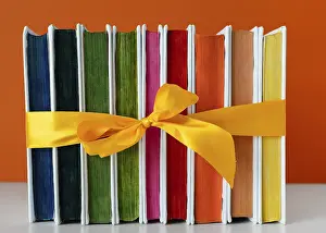 Colorful Literature Drucke: Rainbow books stack with yellow ribbon