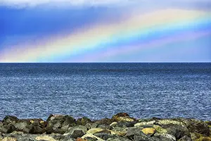 Deserted Coastline Scene Drucke: Rainbow in cloudy sky, sea view
