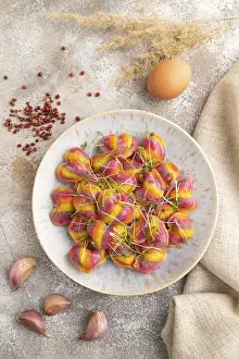 High Angle Food Shots Drucke: Rainbow colored dumplings with pepper