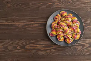 Homemade Dumpling Recipe Drucke: Rainbow colored dumplings with pepper