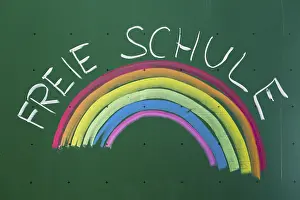 Drucke von Ein Bogen farbenfroher Freude auf dem Schwarzen Brett: 'Freie Schule' - ein Ort, wo Lernen und Kreativität Hand in Hand gehen Politik Drucke: Schulunterricht an einer Freien Schule in Deutschland