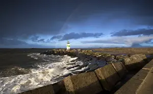Deserted Dutch Coast Drucke: Rainbow over lighthouse after the storm