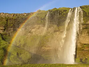 Bilder Datiert 17. August 2024: Regenbogen am Wasserfall von Seljalandsfoss