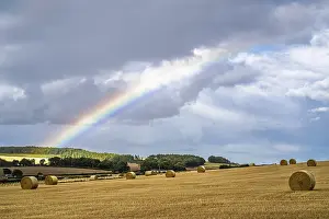 Agricultural Landscapes UK Drucke: Rainbow over Straw bales, Scottish fields