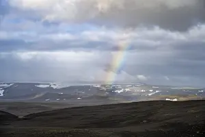 Icelandic Volcanic Landscape Drucke: Rainbow over volcanic landscape