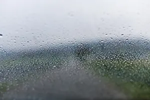 Raindrop On Glass Drucke: Raindrops on a car window