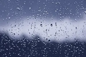 Blue Gradient Background Drucke: Raindrops on the window pane. Blue gradient on blurry background