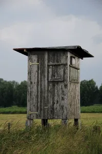 Stormy Atmosphere Drucke: Raised hide in front of storm clouds