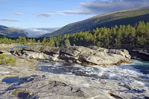 Atmospheric Evening Light Norway Drucke: Rapids, rocks and forest in the evening light